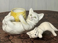 Dwa koty,leżący i z pojemnikiem, klejony.