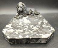 Marmurowa popielnica z figurką lwa. Francja lub NiemcyUnikat