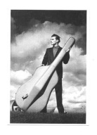 Pocztówka - Mężczyzna z kontrabasem na tle nieba