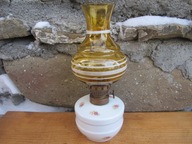 Porcelanowa lampka naftowa z kloszem z czasów PRL