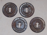 Szyldy szuflad starej komody.