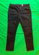 Hipsterskie, przecierane jeansy-rurki z dziurami