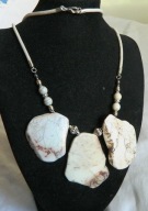 Surowe duże plastry białego howlitu, okazały naszyjnik