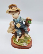 PASTUSZEK siedzi na konarze i przytula owieczkę