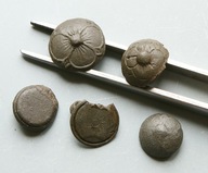 STARE GUZIKI ODLEWANE OZDOBNE B.CIEKAWE ZESTAW 5 SZT.(2)