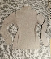 Beżowy dopasowany półgolf z wycięciami na ramionach roz.S