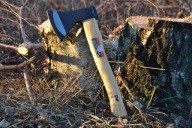 SIEKIERA Z DREWNIANYM TRZONKIEM 600G