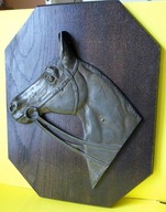 Koń arabski -------- płaskorzeźba na dębowej desce