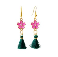 Kolczyki z różowym kwiatem wiśni i zielonym chwostem