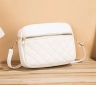 Torebka damska Biała mała Listonoszka na ramię Pikowana Na pasku
