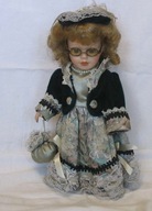 Lalka porcelanowa (3) kolekcjonerska na stelażu z podstawką 26cm