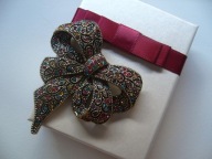 ELEGANCKA BROSZKA KOKARDA KRYSZTAŁKI + PUDEŁKO PREZENTOWE