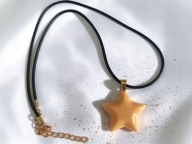 Złoty Wisiorek Gwiazda z Żywicy Naszyjnik Handmade Idealny na Dzień Kobiet