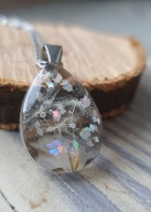 Mały wisiorek z dmuchawcami i brokatem MoniGArt