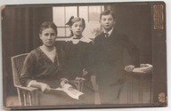 W RODZINIE - fotografia z pocz. XX wieku.