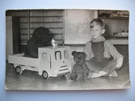 DZIECKO CHŁOPCZYK ZABAWKI PLUSZOWY MIŚ MISIE SAMOCHÓD CIĘŻAROWY stare FOTO