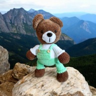 Miś szydełkowy handmade w ogrodniczkach – maskotka amigurumi