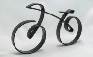 Metalowy czarny rower - artystyczna figurka z jednego kawałka metalu