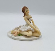 śliczna siedząca baletnica w BALETKACH figurka 1z3