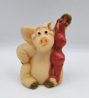 Świnka znalazła stanik i jest ciekawa czyj jest ! figurka kolekcjonerska Sy