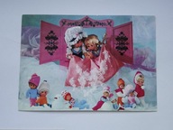 Lalki przedstawiają bajkę braci Grimm Matka Hulda, Pani Zima