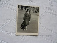 DZIEWCZYNA W CENTRUM MIASTA