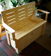 Skrzynia ze składanym oparciem i podłokietnikami.