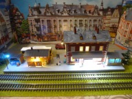 Dworzec Kolejowy LANGENTHAL z Budynkiem Sanitarnym Oświetlony LED skala H0