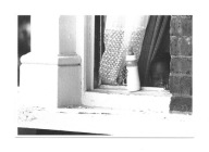 Pocztówka - Czarne dziecko z butelką mleka w oknie