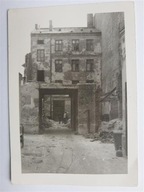 PRL podwórko w mieście (1801d)