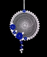 Zawieszka ozdoba na okno szydełkowa 26cm biało - niebieska (Z191)