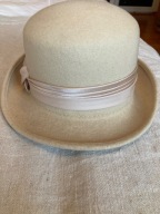 ELEGANCKI KREMOWY KAPELUSZ , WEŁNIANY FILCU. WARSTWOWA WSTĄŻKA. Obwód 54cm