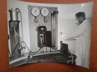 PRL geologia nafta laboratorium bitumiczne 1960 fot. Dąbrowiecki duża