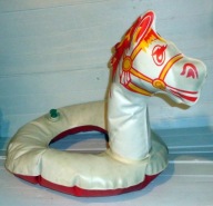Konik - stara dmuchana zabawka plażowa do pływania.