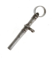 Stalowy, stary kluczyk do zegarka kieszonkowego.