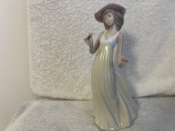 DUŻA FIGURKA NAO DZIEWCZYNKA W KAPELUSZU