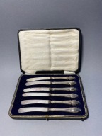 SREBRO Z ANGLII KOMPLET NOŻE SZKATUŁKA. SILVER SYNOWANE LEW #246