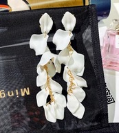 BIAŁE KOLCZYKI długie LEKKIE z połyskiem piękne płatki róż