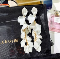 PŁATKI RÓŻ kolczyki satynowe BIAŁE długie LEKKIE