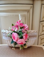 Koszyk wielkanocny z polskiej wybielanej wikliny- zdobiony kwiatami