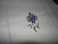 Kremowy bieżnik z haftem , fiolki - 36 cm x 86 cm