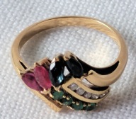 Złoty pierścionek diamenty szmaragdy szafiry rubin