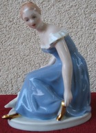 Kobieta siedząca z gołębiami, Royal Dux Czechy, 2. połowa XX w.