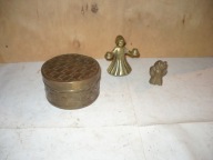 Trzy stare oryginalne mosiężne przedmioty.