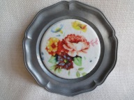 cynowy talerzyk obrazek z kwiatkami