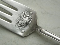 # Piękny posrebrzany widelec sałatkowy - Stokrotki #