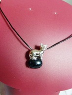 Noc Kairu, mały wisiorek z kotkiem