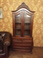 Mahoniowy kredens w stylu kolonialnym