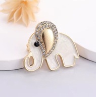 Słoń Słonik na Szczęście Złota Mleczna Kremowa Broszka Przypinka Ozdoba