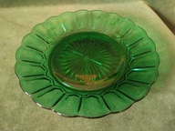 Zielony talerz / patera - prasowane szkło z czasów PRL-u 27,5 cm.